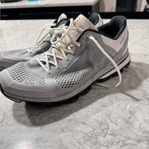 On Cloud surfer Glacier size 9.5 mens
